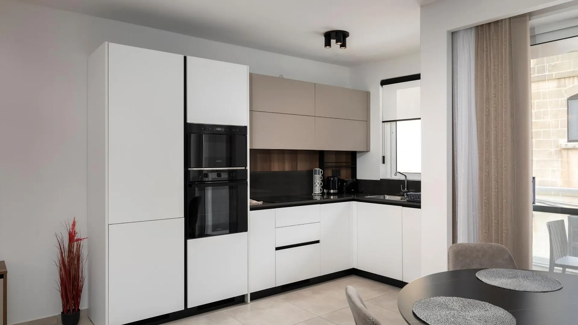 Modern 2Bd Apartment With Spacious Layout & 2 Balconies - San Gwann